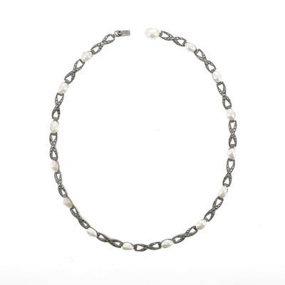 gros plan d'un collier de perles sur fond blanc