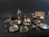 de nombreux objets en argent posés sur une table noire