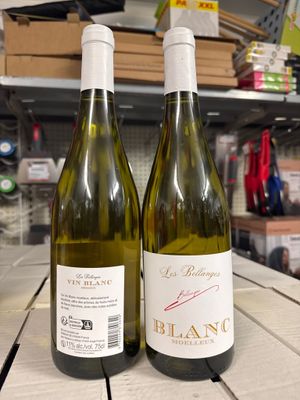 deux bouteilles de vin posées sur une table dans un magasin