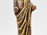 une image représentant une statue d'un homme tenant un livre
