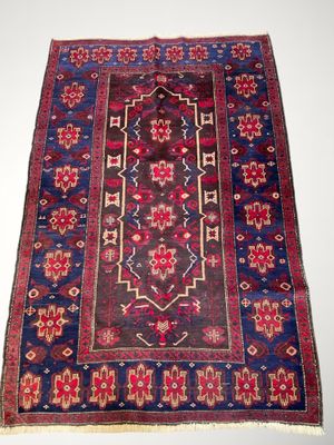 tapis persan ancien à motifs bleus et rouges