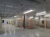 une grande pièce remplie de rayonnages de produits alimentaires