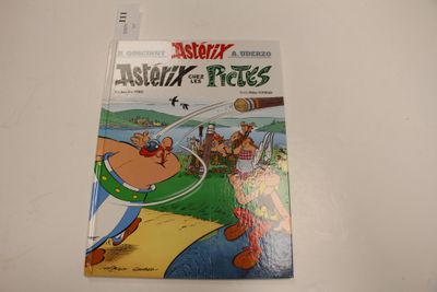 la couverture de la bande dessinée « Astérix et les Petits » posée sur une table