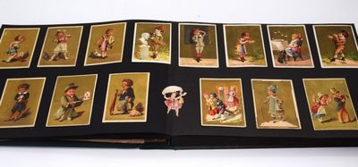 un livre avec des images d'enfants en train de jouer