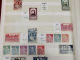 la photo d'un livre portant de nombreux timbres