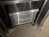 un micro-ondes posé sur un comptoir dans une cuisine