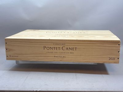 gros plan d'une boîte en bois portant une étiquette