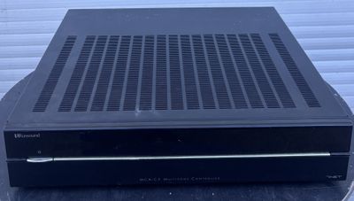une photo d'une chaîne hi-fi noire très élégante posée sur une table