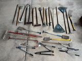 un grand nombre d'outils posés à même le sol