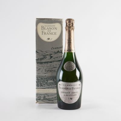 une bouteille de champagne à côté d'un carton de vin