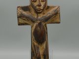 une image représentant une croix en bois sur laquelle est représenté un visage