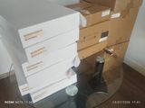 une pile de cartons posée sur une table en verre