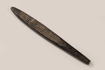 un gros plan d'un objet noir et blanc posé sur une surface blanche