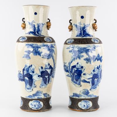 Paire de vases chinois, à décor bleu et blanc d'hommes sages…