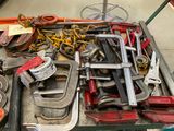 un grand nombre d'outils posés sur une table