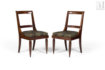 deux chaises en bois dont les assises sont recouvertes d'un tissu à motif zébré