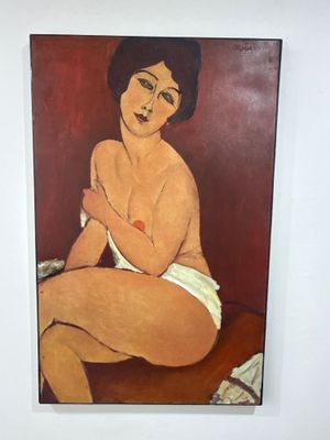 une peinture représentant une femme en maillot de bain accrochée au mur