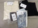 beaucoup de vêtements qui traînent sur un canapé