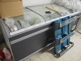 une table recouverte d'un plateau en verre, dans une pièce