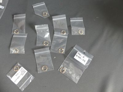 beaucoup de petites étiquettes en plastique posées sur une table
