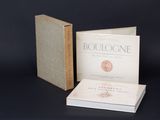 deux livres posés l'un à côté de l'autre sur une table