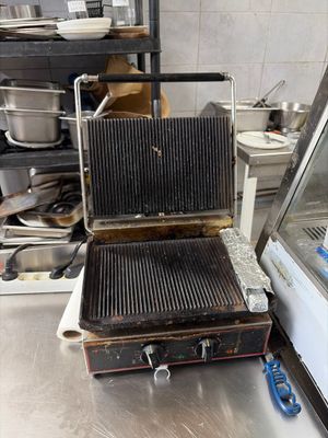 une photo d'un grill professionnel dans une cuisine professionnelle