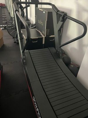 un tapis de course qui se trouve dans une pièce