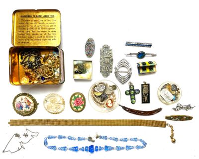 une boîte contenant un assortiment de bijoux, posée sur une surface blanche