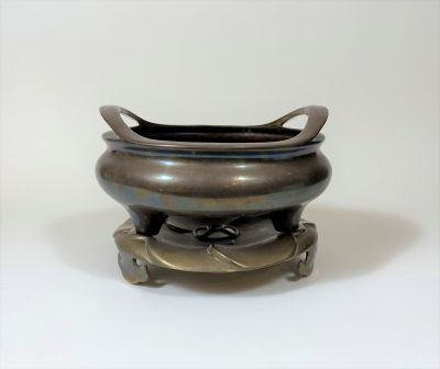 CHINE - XIXe siècle Brûle-parfum tripode à deux anses en bro…
