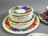 une pile d'assiettes et de tasses sur une table