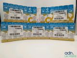 beaucoup de tickets bleus et blancs posés sur une table