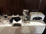 une table sur laquelle sont posés de nombreux appareils électroniques
