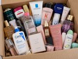 une boîte en carton remplie de différents types de produits de soin de la peau