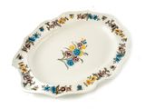 une assiette blanche avec un motif floral
