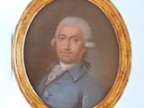 portrait d'un homme vêtu d'un manteau bleu et aux cheveux blancs, dans un cadre doré