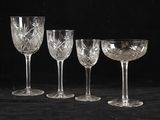 quatre verres à vin sont alignés sur un fond noir