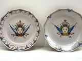 deux assiettes posées côte à côte sur une table
