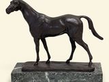 statue d'un cheval posée sur un socle en marbre, sur fond blanc