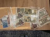 une table sur laquelle sont posés de nombreux timbres, avec une personne debout à côté