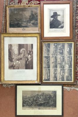 de nombreuses photos encadrées sur le mur de cette pièce