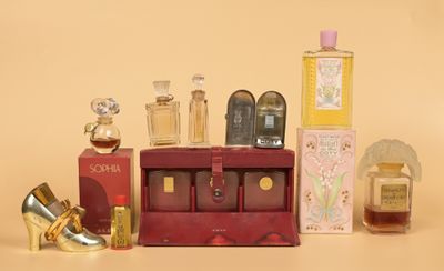 many different perfumes and perfume bottles sitting on a table
