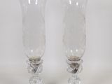 deux vases en verre transparent posés sur une table blanche