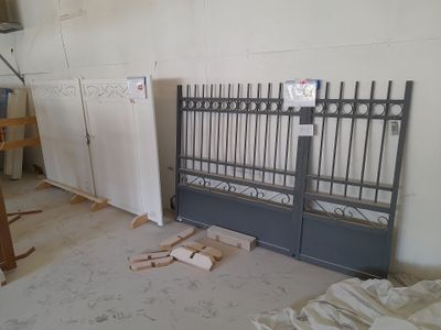 an image of a room that has a lot of furniture in it