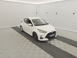 une Toyota Yaris blanche garée dans un garage