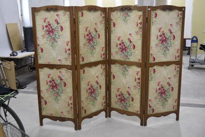 un paravent orné d'un motif floral