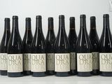 six bouteilles de vin sont alignées sur une table