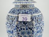 vase bleu et blanc surmonté d'un oiseau, avec le chiffre 39 sur le couvercle