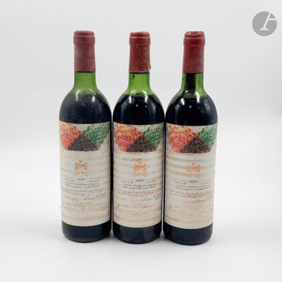 trois bouteilles de vin rouge posées l'une à côté de l'autre sur une surface blanche