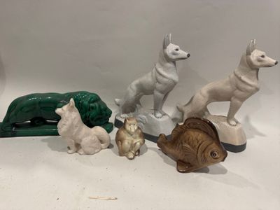 Plusieurs figurines d'animaux sont posées sur une surface blanche
