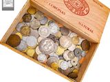 une boîte en bois remplie de pièces de monnaie et la photo d'un homme
